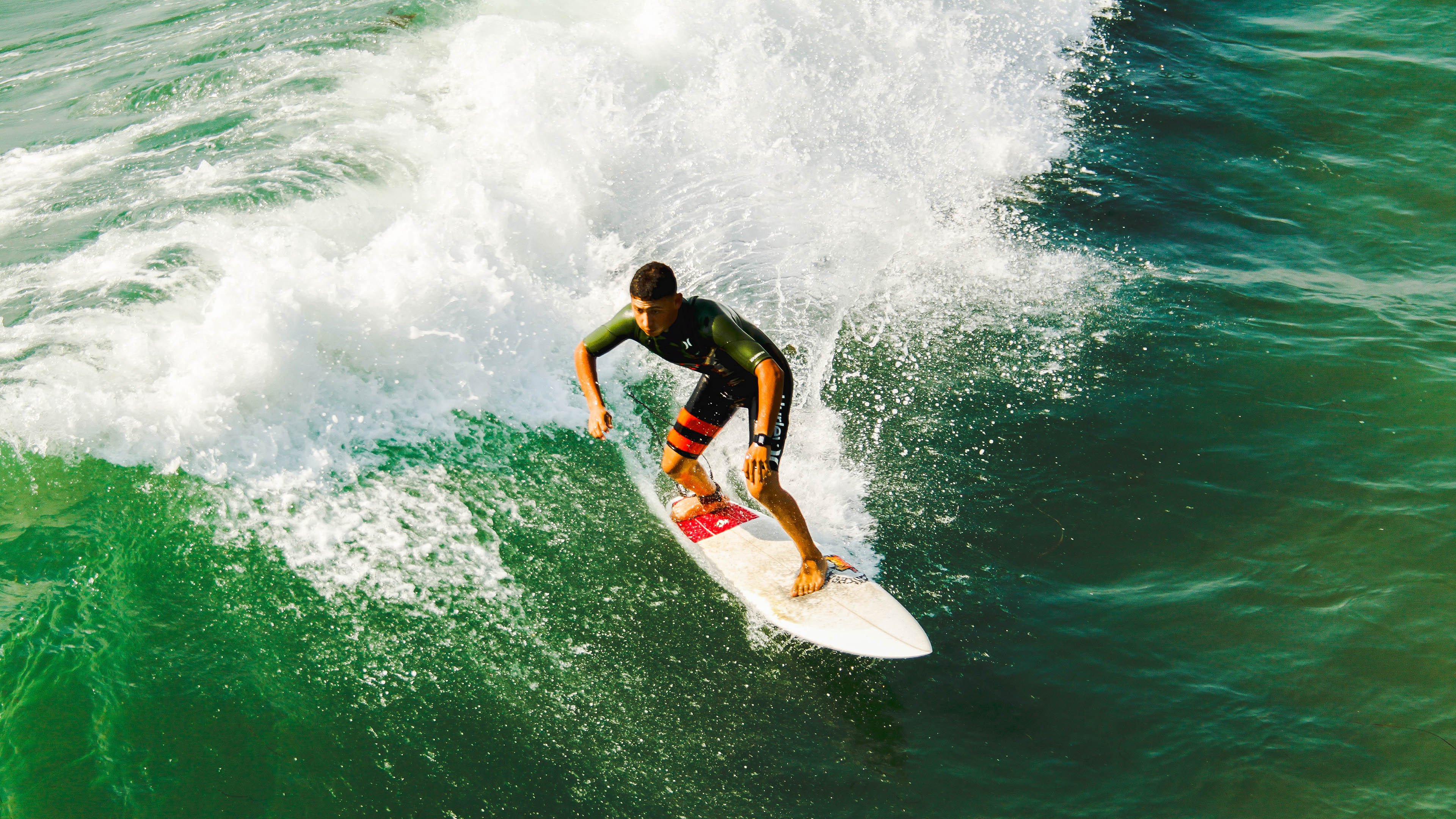刷新纪录首场状态出色,老鹰观众沸腾!,德布劳内重返赛场赛场气氛高涨